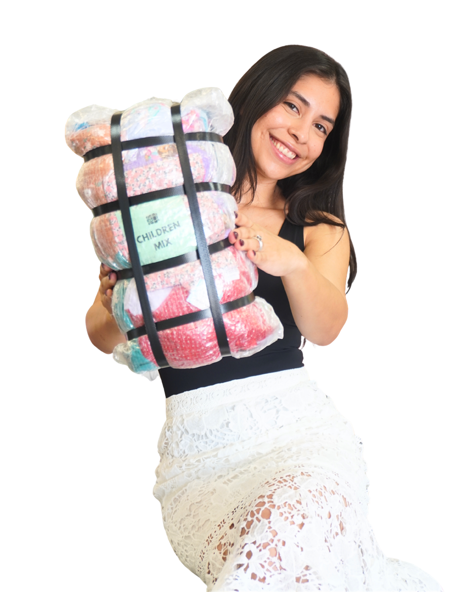 Asesora de Mangy's señalando los productos