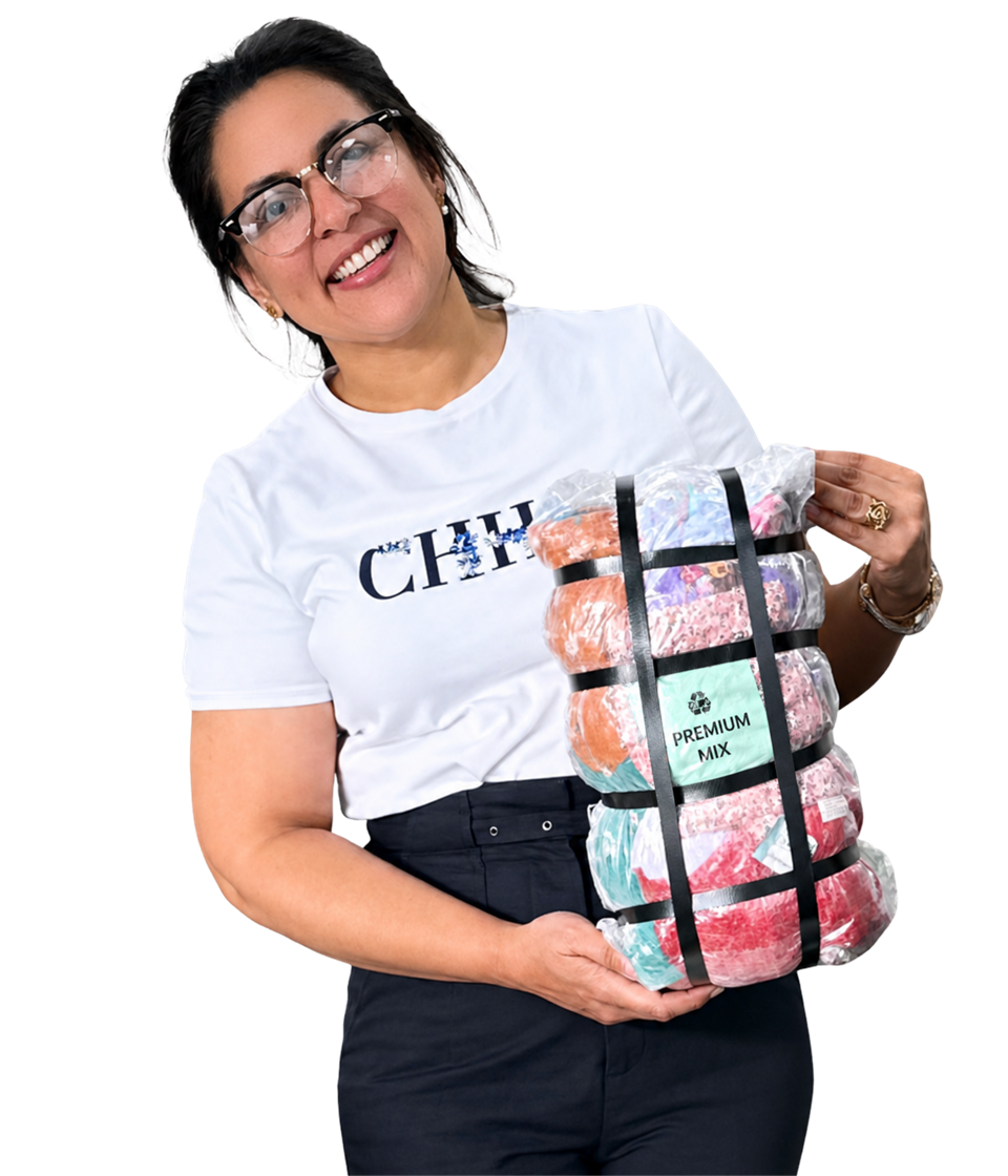 Asesora de Mangy's señalando los productos